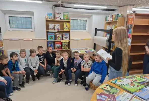 Pierwszaki z klasy 1B odwiedziły bibliotekę szkolną