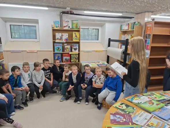 Pierwszaki z klasy 1B odwiedziły bibliotekę szkolną
