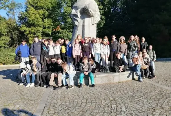 Uczniowie klasy 5 z SP nr 20 w Jaworznie odkrywali kosmos w planetarium