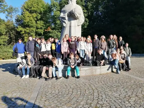 Uczniowie klasy 5 z SP nr 20 w Jaworznie odkrywali kosmos w planetarium