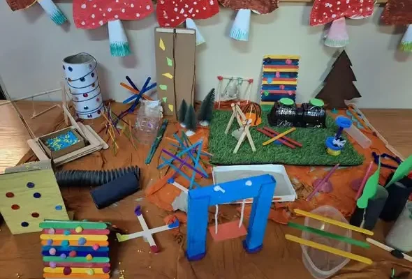Klasa 1B z SP3 Jaworzno buduje makietę placu zabaw