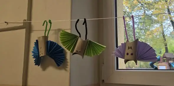 Klasa 2a z SP3 w Jaworznie stworzyła nietoperze z rolek papieru