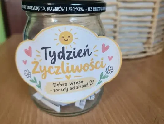 Uczennice z Jaworzna rozdają słoiczki z wyzwaniami – akcja życzliwości w SP 18