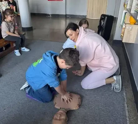 Uczniowie z klas 1-3 wzięli udział w biciu rekordu w pierwszej pomocy