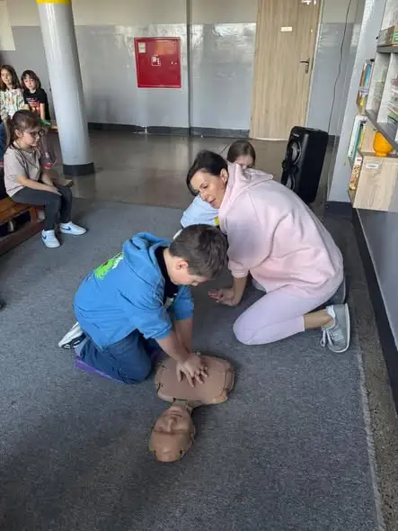Uczniowie z klas 1-3 wzięli udział w biciu rekordu w pierwszej pomocy