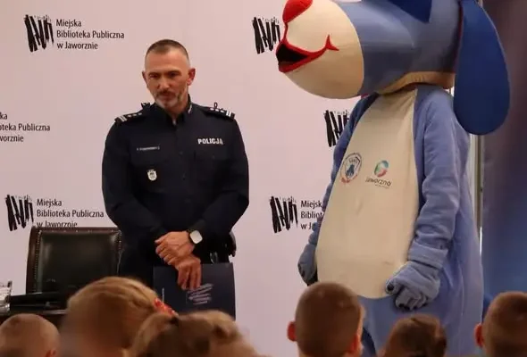 Komendant Policji w Jaworznie czytał dzieciom w bibliotece