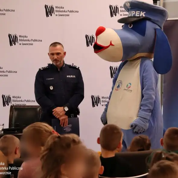 Komendant Policji w Jaworznie czytał dzieciom w bibliotece