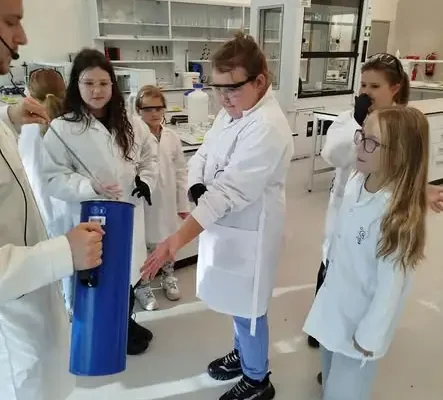 Uczniowie klas 3ab i 2a odkrywali naukę w Cogiteon