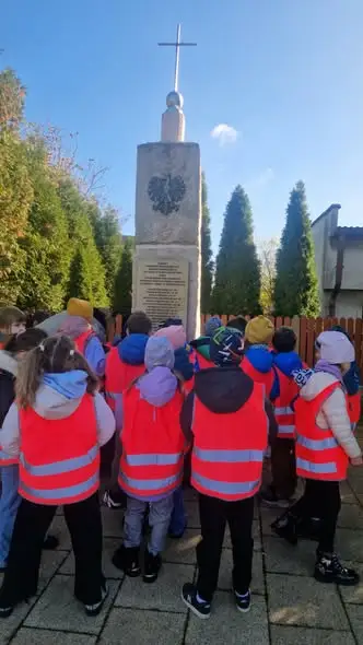 Uczniowie SP18 w Jaworznie oddali hołd nauczycielom i żołnierzom